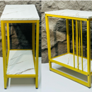 Modern Oldalsó Asztal 2 Polccal – Márványhatású Asztallap és Sárga Fém Keret, Elegáns és Sokoldalú Design Nappaliba, Hálószobába vagy Irodába